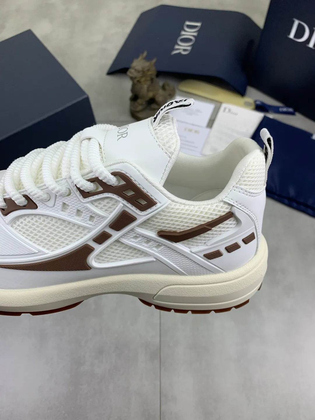 Men's Men's Shoes P600💰💎💎💎Top quality DIOR men's low-top sneakers series Newly launched this season, this low-top sneaker is one of the flagship styles of the series. Crafted from cowhide leather uppers combined with mesh and white technical fabric, it's finished with reflective graphic logos. Featuring logos on the heel and tongue, the extra-light sculpted rubber sole with signature embellishments enhances style, and internal stretch details create an ideal comfort fit that pairs well with a variety of casual looks. Shows fashionable and modern sports style Size:39-45 (38 46 customized)